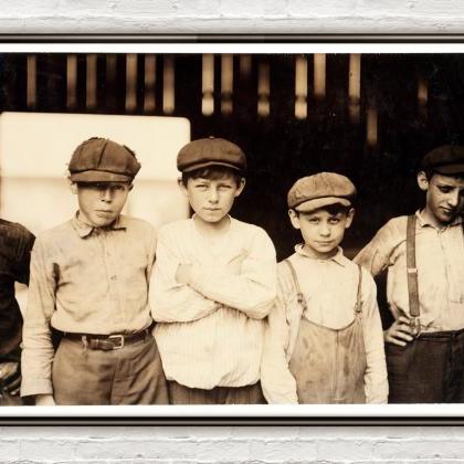 Lewis Hine Youngsters on day shift,..